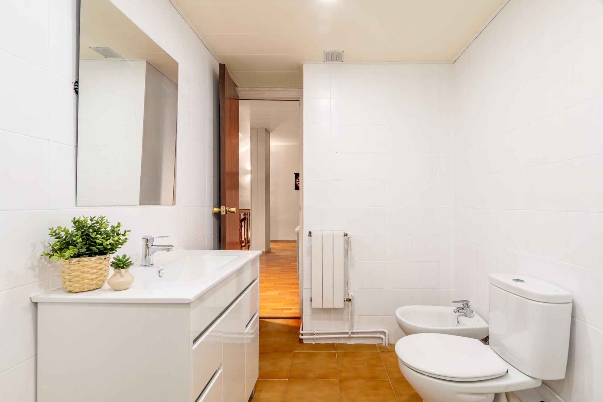 ALC98 - H4 UPSTAIRS PRIVATE BATHROOM