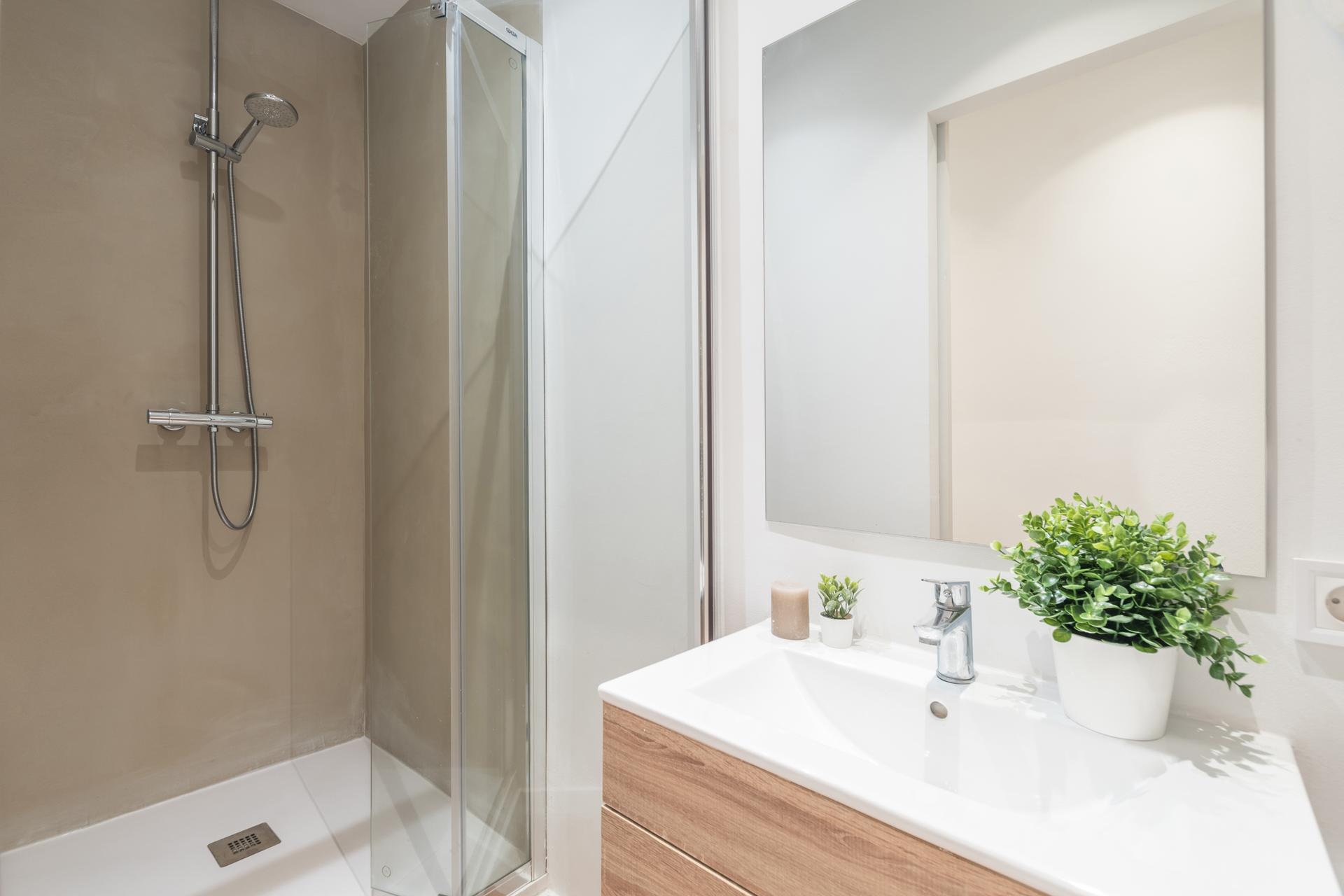 CAS81 5-3 - H2 Private Bathroom