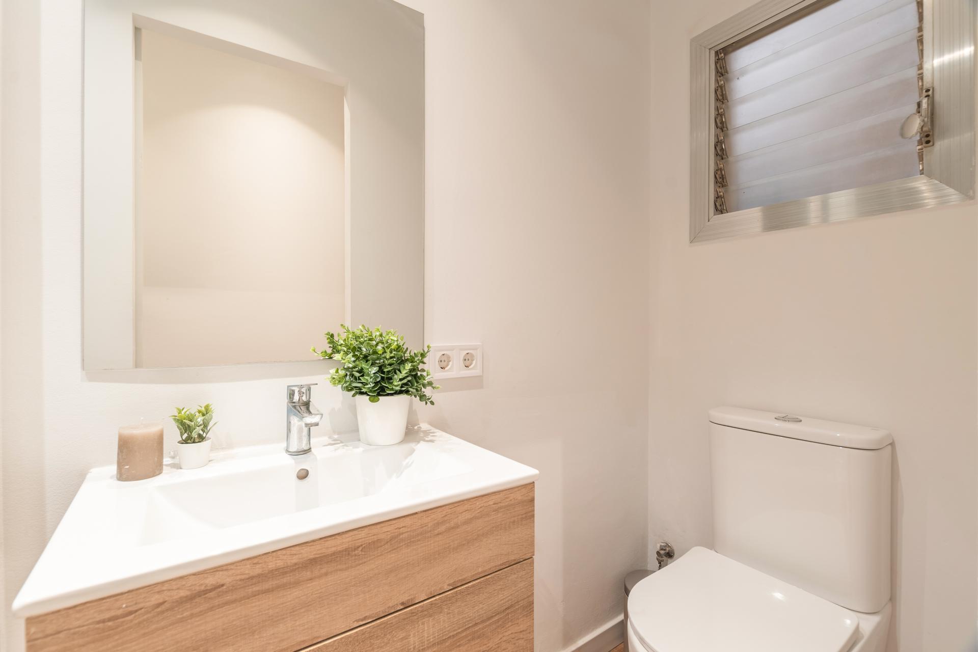 CAS81 5-3 - H2 Private Bathroom