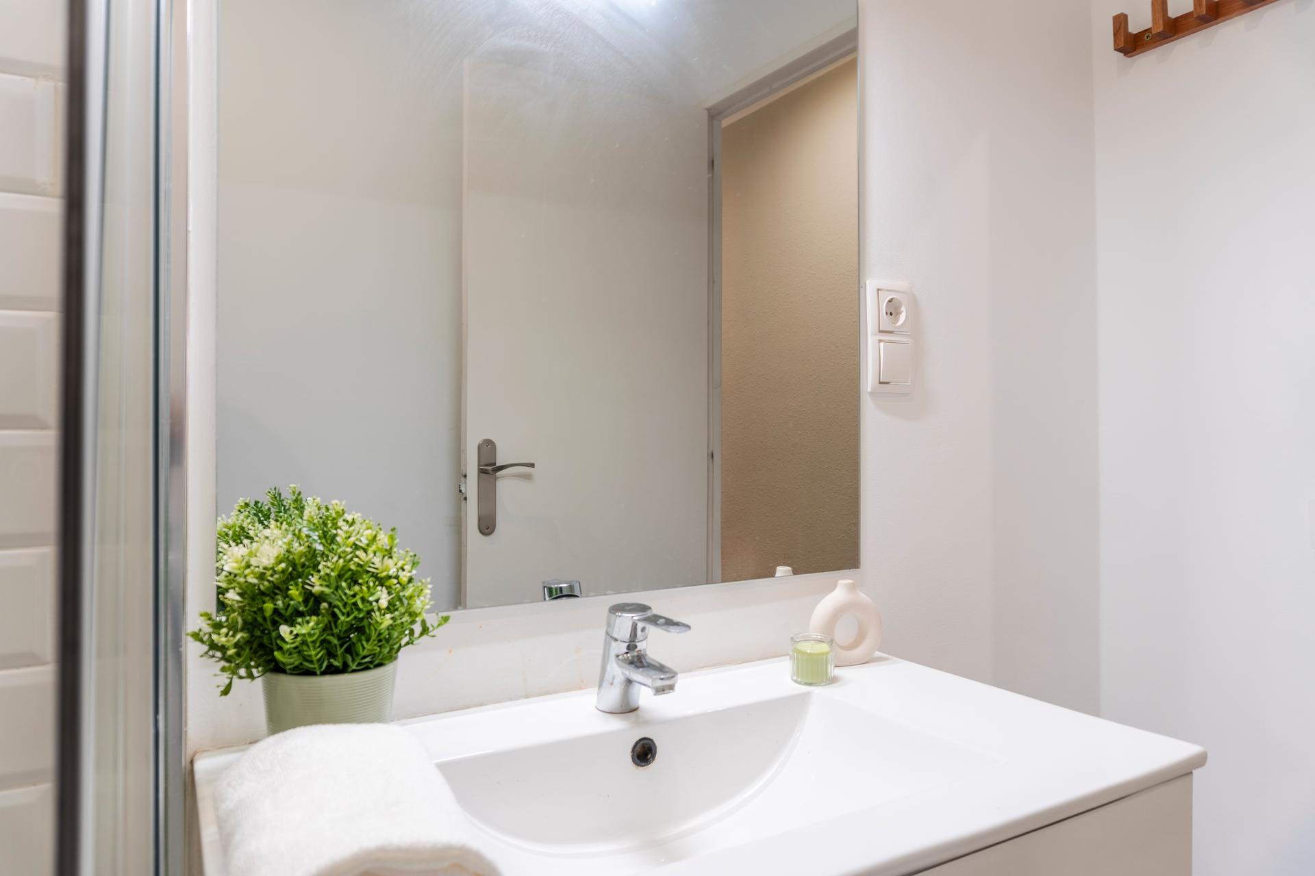 CDC456 Princ-1 H4 Private Bathroom
