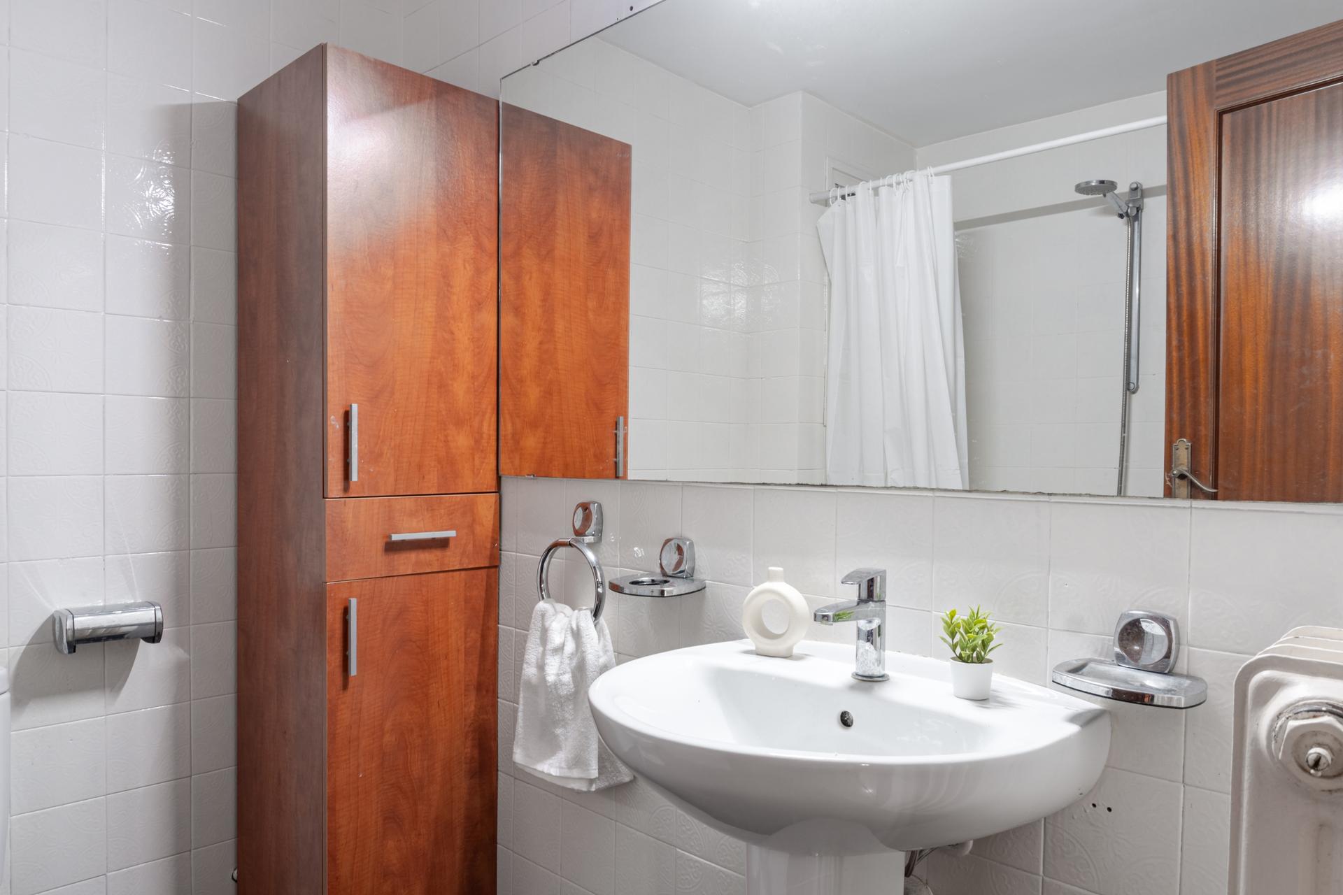PROV84 - H4 Private bathroom