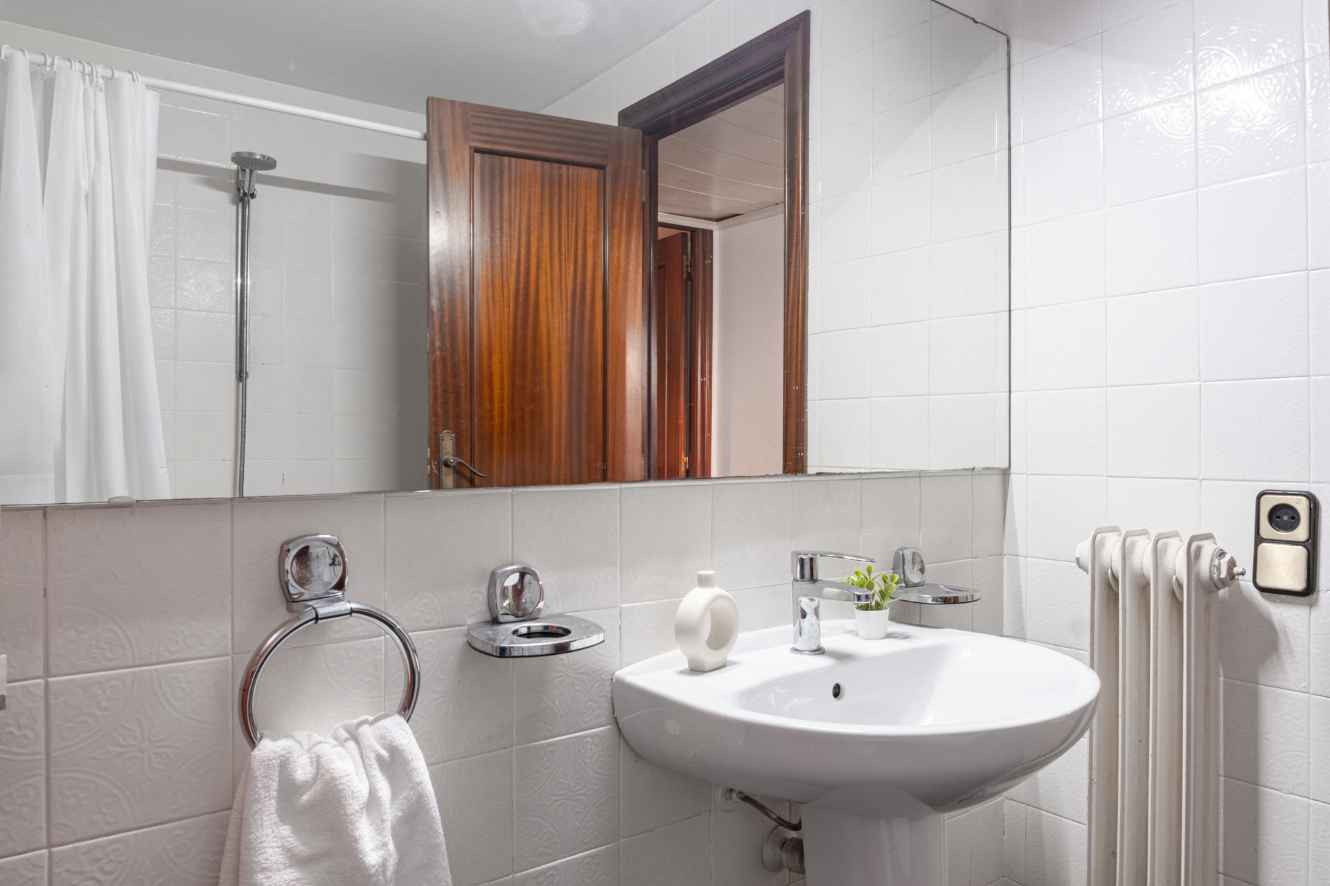 PROV84 - H4 Private bathroom