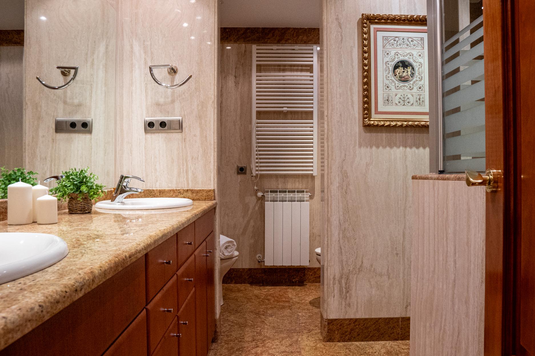GUZBU102 - H1 PRIVATE BATH, WALKING COSET