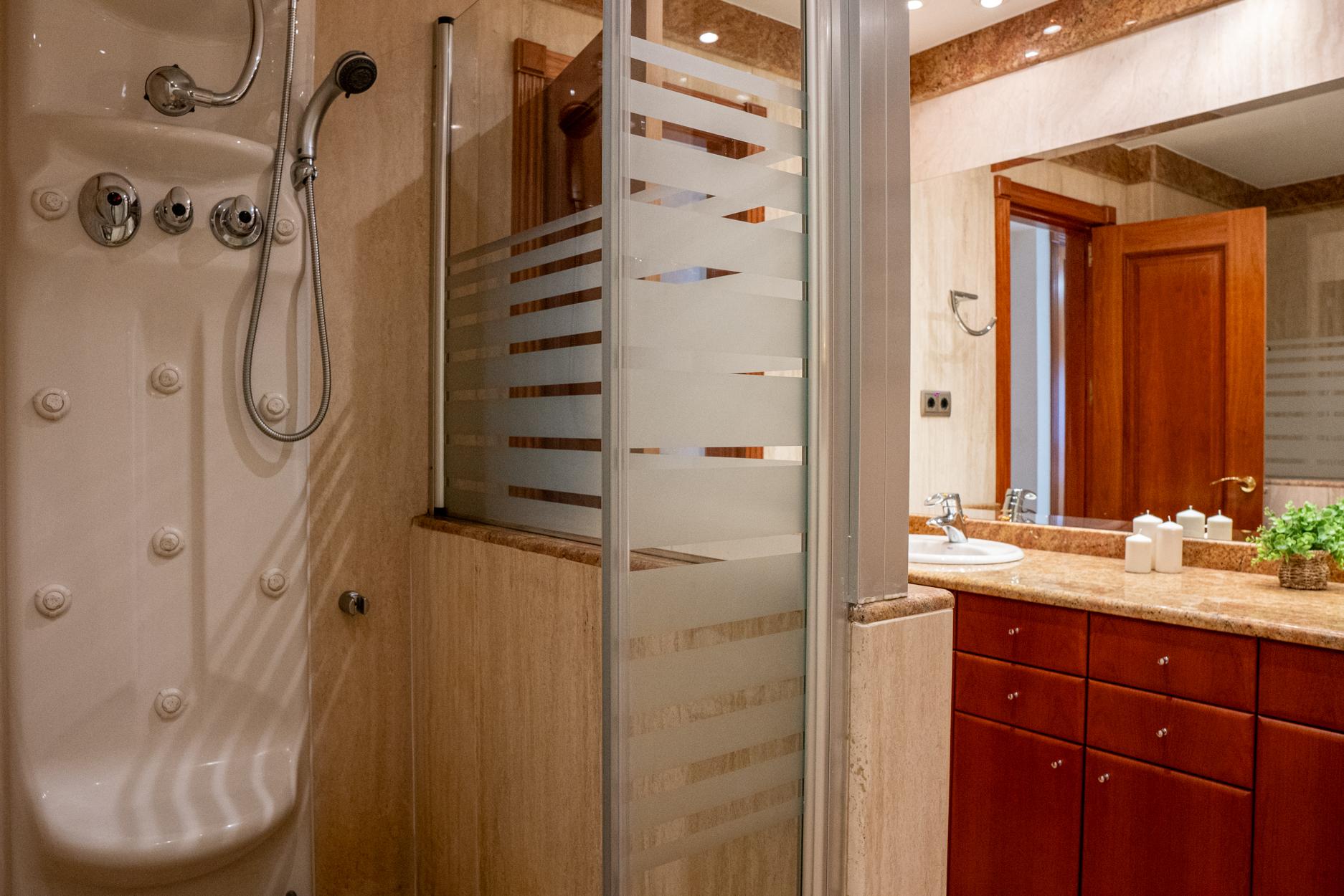 GUZBU102 - H1 PRIVATE BATH, WALKING COSET