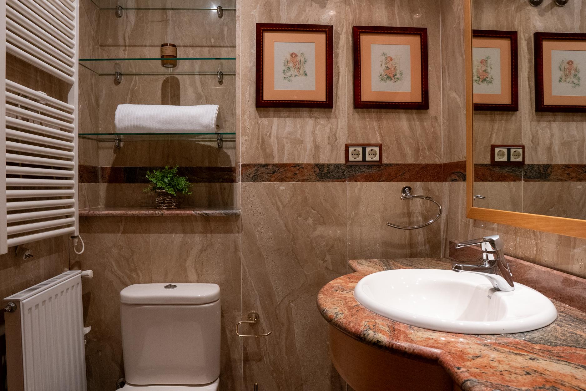 GUZBU102 - H2 PRIVATE BATHROOM