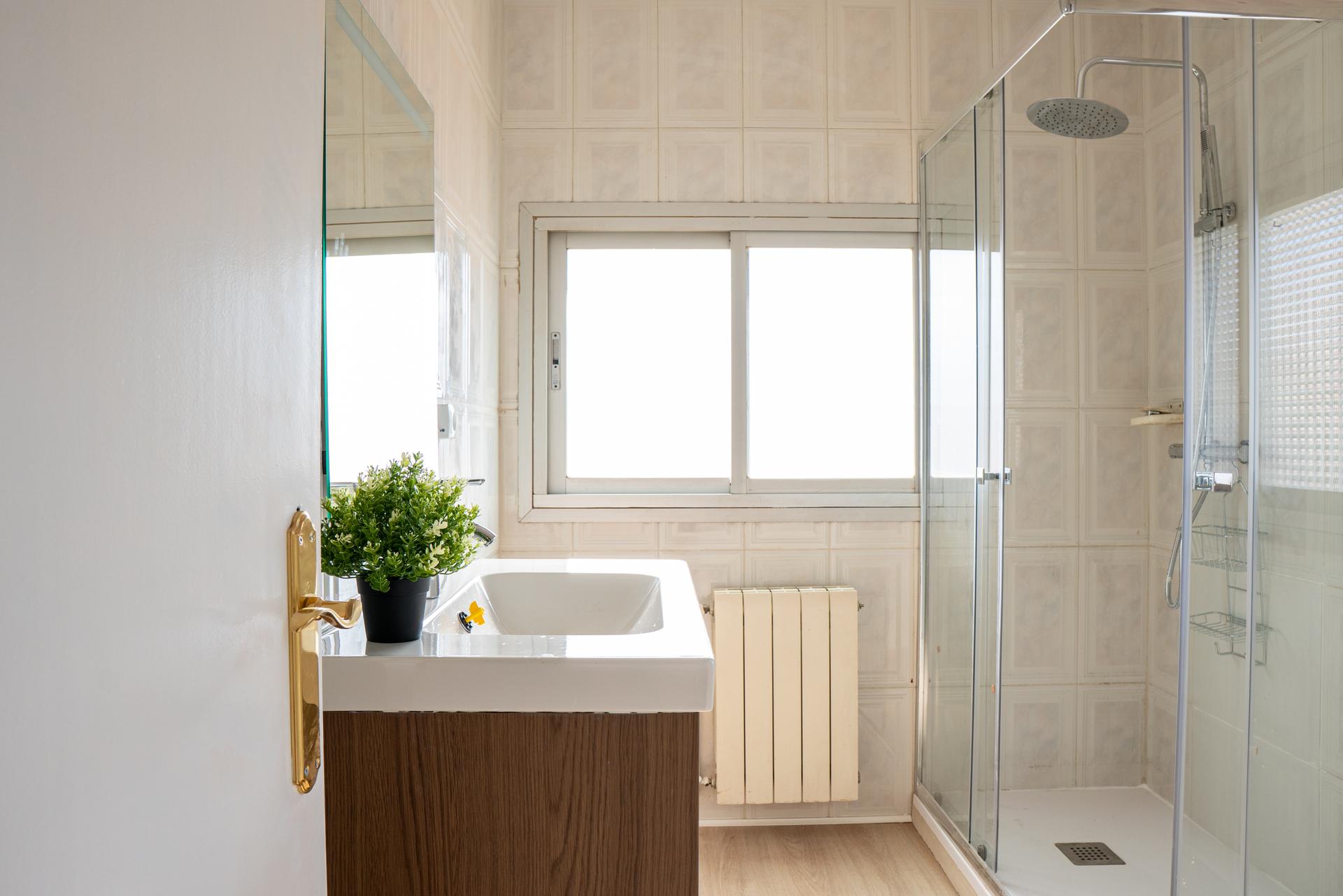 MIL33 - H4 Private bathroom