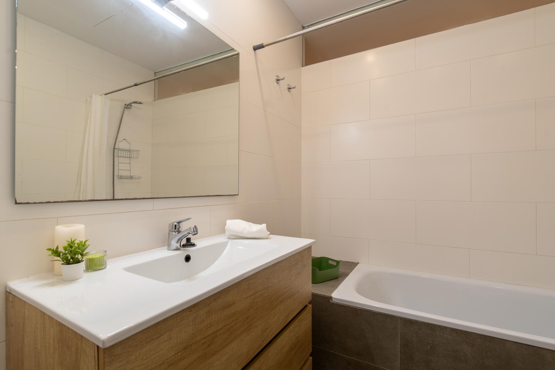 CDC456 5-2 H2 Private bathroom
